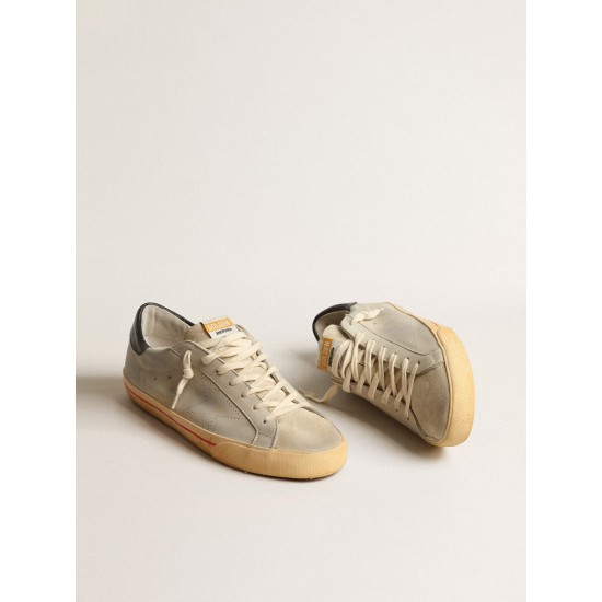 Super-Star in gray nubuck with perforated star and blue heel tab Super-Star in gray nubuck with perforated star and blue heel tab