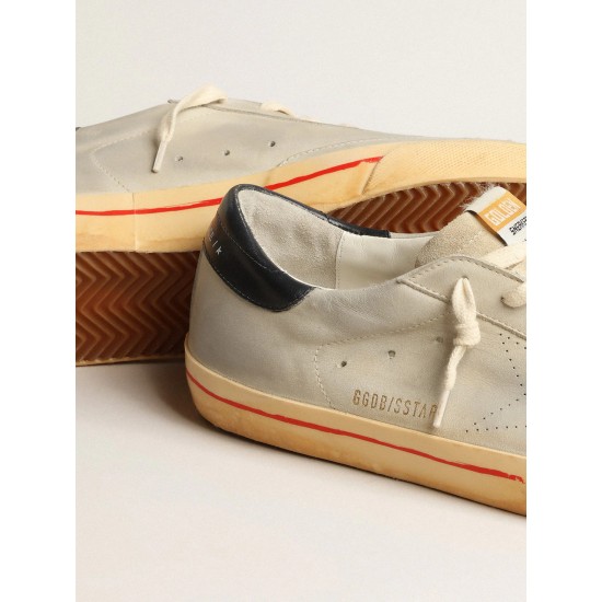 Super-Star in gray nubuck with perforated star and blue heel tab Super-Star in gray nubuck with perforated star and blue heel tab