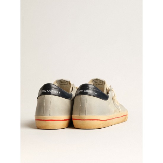 Super-Star in gray nubuck with perforated star and blue heel tab Super-Star in gray nubuck with perforated star and blue heel tab
