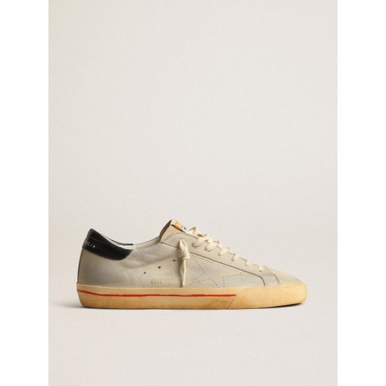 Super-Star in gray nubuck with perforated star and blue heel tab Super-Star in gray nubuck with perforated star and blue heel tab