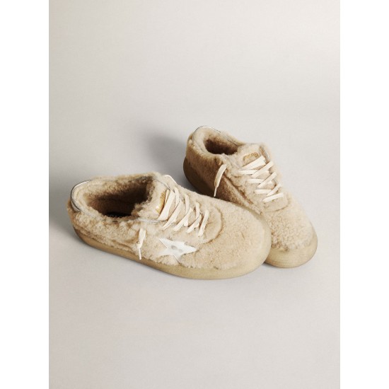 Men’s Space-Star shoes in beige shearling with white leather star and metallic leather heel tab Men’s Space-Star shoes in beige shearling with white leather star and metallic leather heel tab