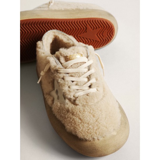 Men’s Space-Star shoes in beige shearling with white leather star and metallic leather heel tab Men’s Space-Star shoes in beige shearling with white leather star and metallic leather heel tab