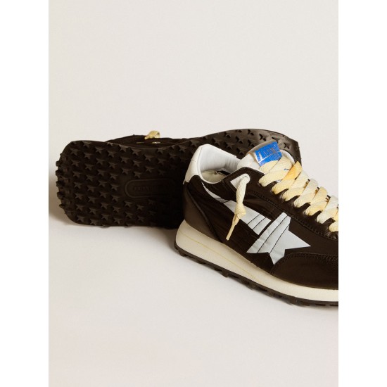 Women’s Marathon with black nylon upper and white star Women’s Marathon with black nylon upper and white star